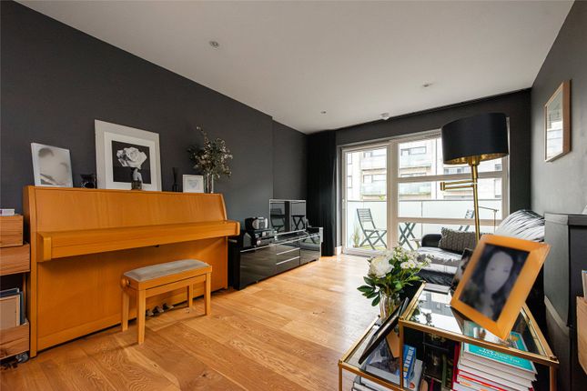 3 bed property, in Tiltman Place, £550,000