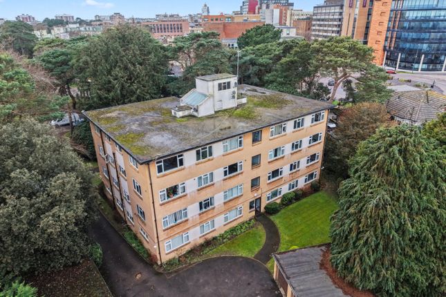 2 bed property, in Burford Court, £210,000