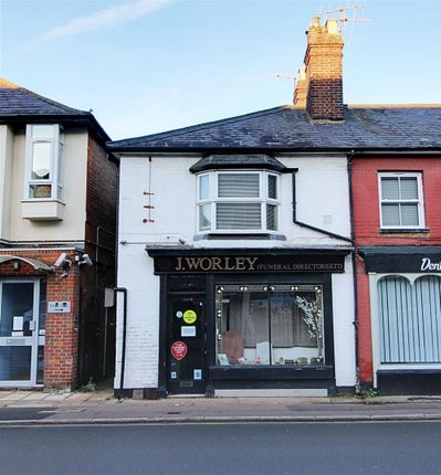 1 bed property, in High Street, £225,000