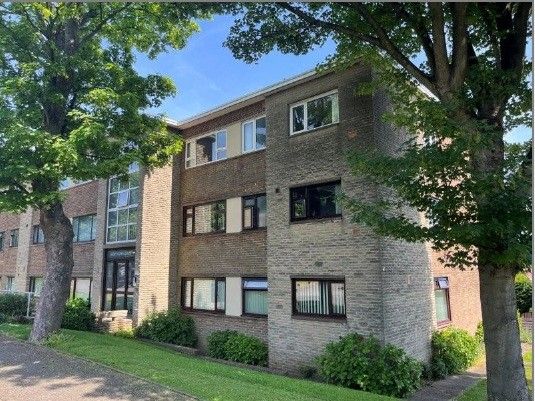2 bed property, in Hill Turrets Close, £170,000