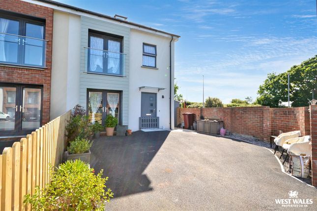 3 bed property, in Hayston View, £230,000
