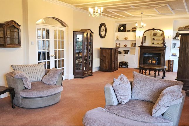 4 bed property, in Hook Road, £525,000