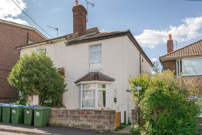 1 bed property, in Southcliff Road, £110,000