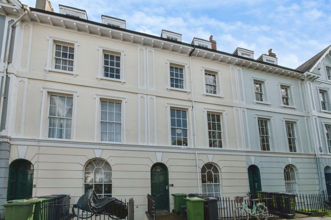 2 bed property, in Richmond Road, £180,000