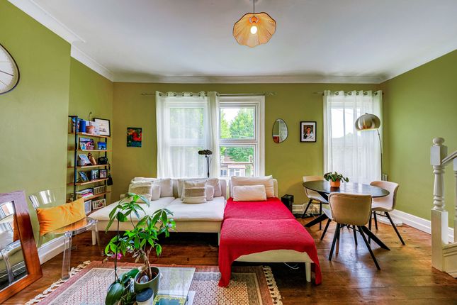 2 bed property, in Borthwick Road, £460,000