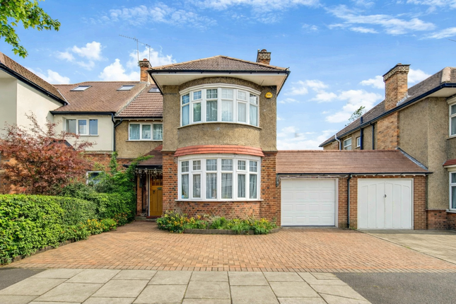 4 bed property, in Courtfield Avenue, £795,000
