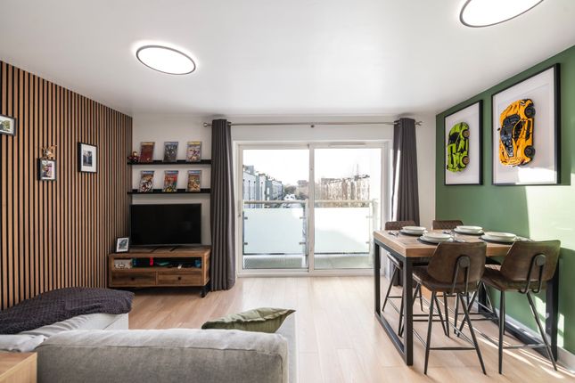 1 bed property, in Canalside, £230,000