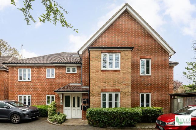 2 bed property, in Holmefield Place, £280,000