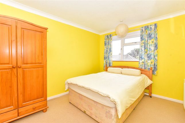 3 bed property, in Hooks Lane, £325,000
