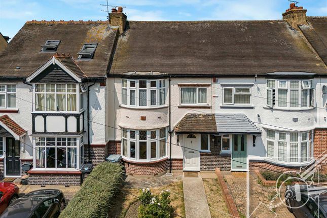 3 bed property, in The Fairway, £375,000