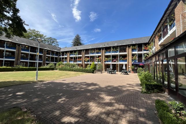 2 bed property, in Flat 36 Emmbrook Court, £100,000