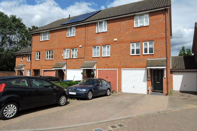 3 bed property, in Rossington Close, £500,000