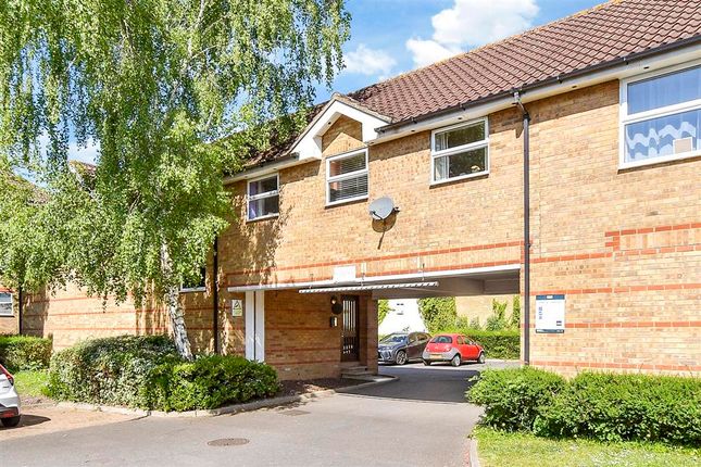 1 bed property, in Chigwell Lane, £190,000