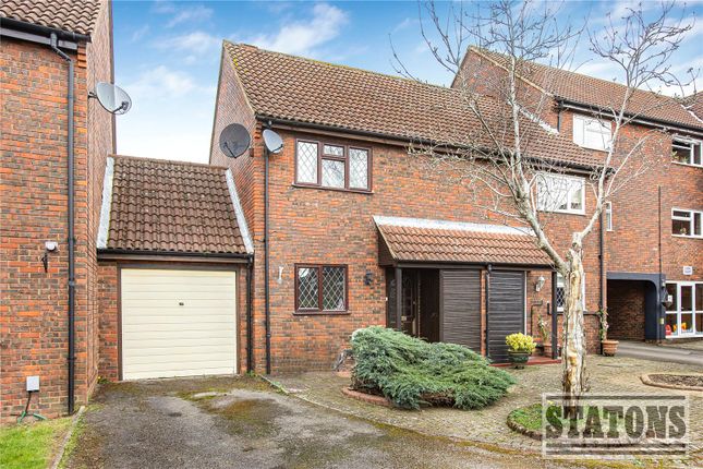 2 bed property, in Lydia Mews, £420,000