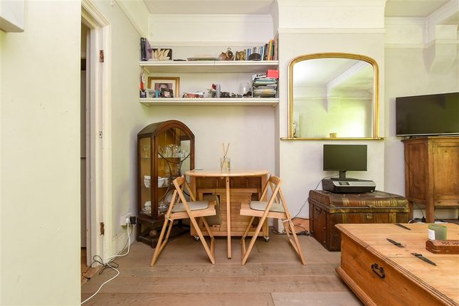 1 bed property, in Foxley Lane, £220,000