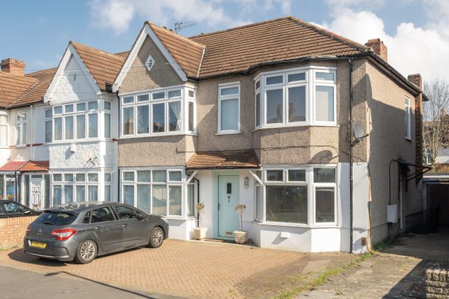 4 bed property, in Graham Road, £500,000