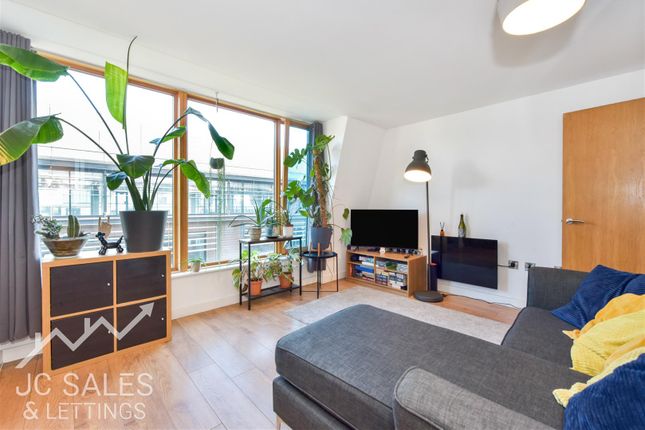1 bed property, in Blonk Street, £80,000