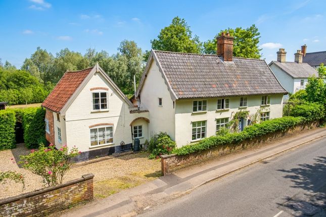 5 bed property, in Redenhall, £635,000