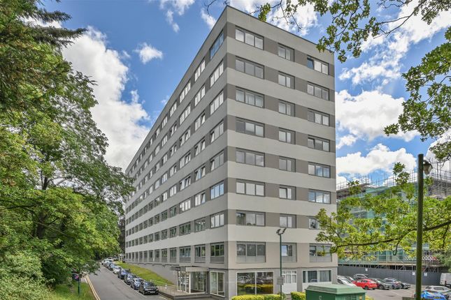 2 bed property, in Hubert Road, £275,000