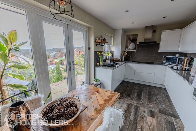 2 bed property, in Oak Tree Crescent, £340,000