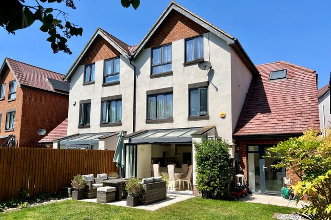 4 bed property, in Apsley Walk, £800,000