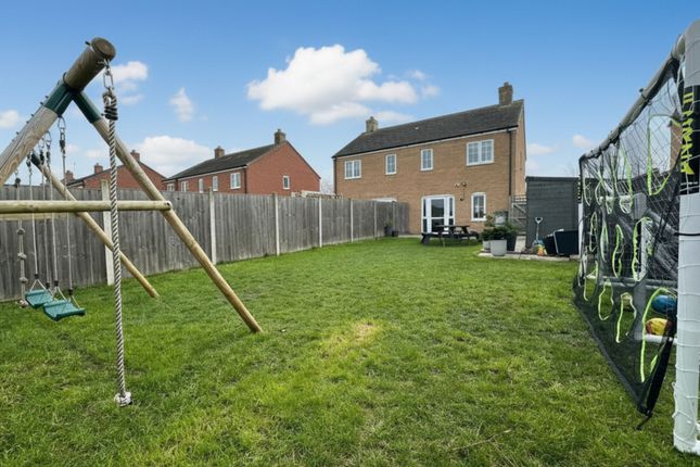 2 bed property, in Home Close, £315,000
