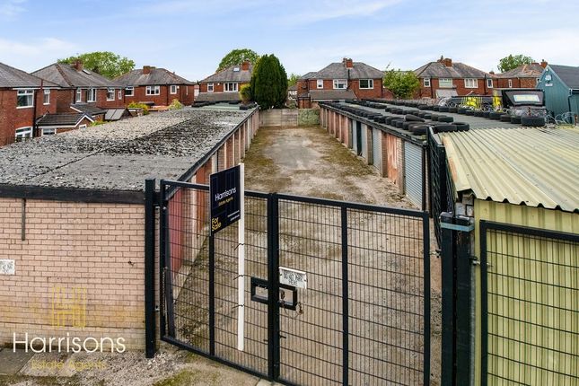 26 bed property, in Garages To The Rear Of, £180,000