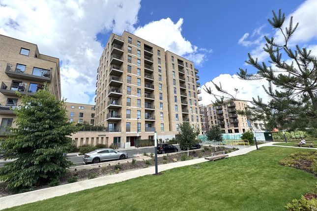 2 bed property, in Hargrave Drive, £430,000