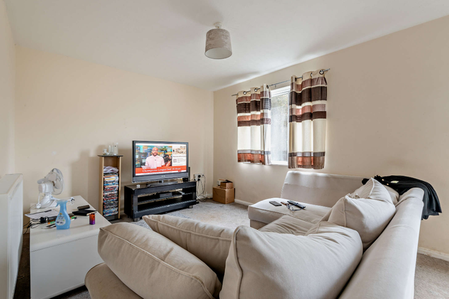 3 bed property, in The Nightingales, £270,000