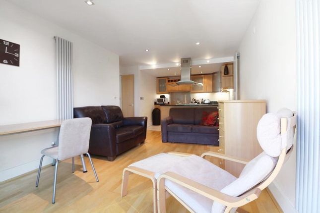 2 bed property, in 41 Millharbour South Quay, £475,000
