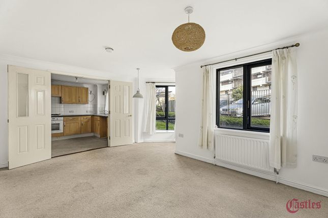2 bed property, in Monteagle Way, £450,000