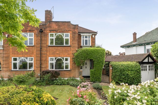 3 bed property, in Burwood Avenue, £889,950