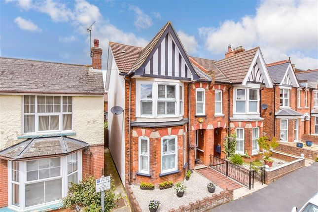 3 bed property, in Western Avenue, £450,000