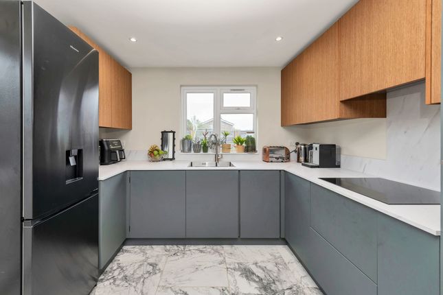 2 bed property, in Malthouse Way, £315,000