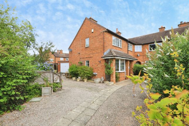 3 bed property, in Erneley Close, £240,000