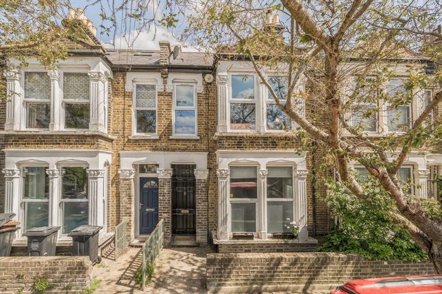 2 bed property, in Daubeney Road, £550,000