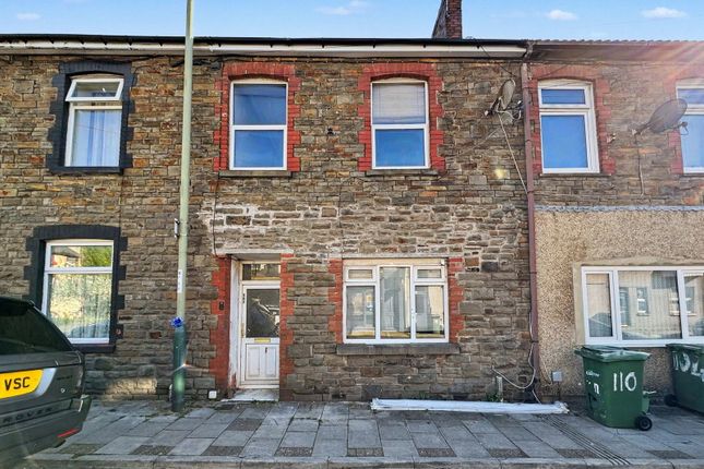 2 bed property, in Commercial Street, £100,000