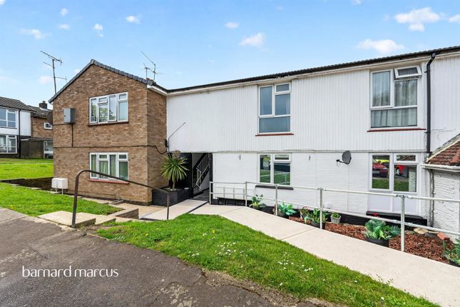 1 bed property, in Long Walk, £220,000
