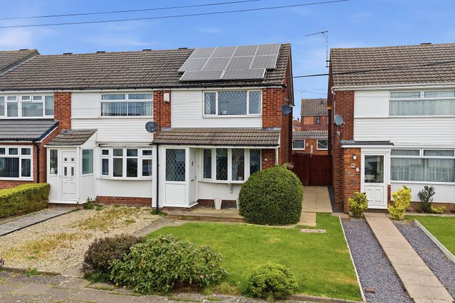 2 bed property, in Warmington Close, £220,000
