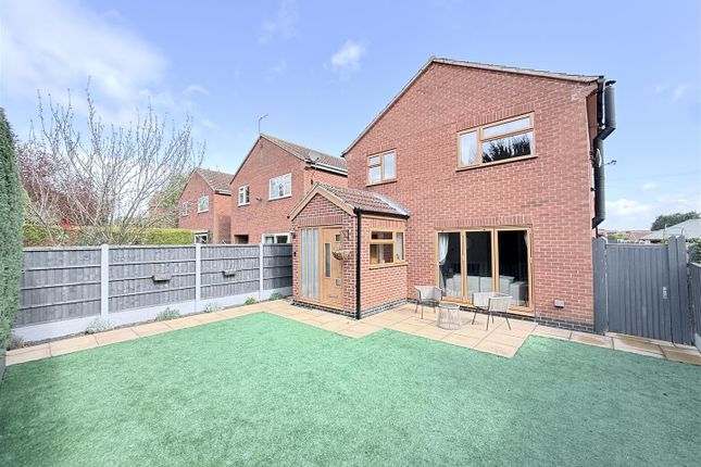 3 bed property, in Hardys Close, £399,995