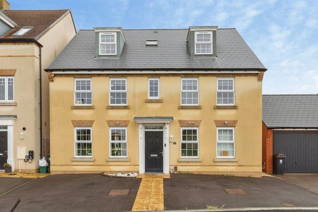5 bed property, in Deer Park, £725,000