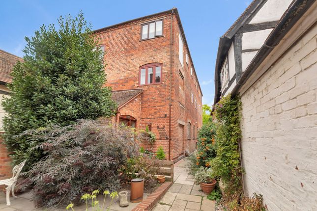 2 bed property, in Bridge Street, £230,000
