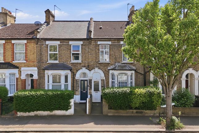 2 bed property, in Leslie Road, £400,000