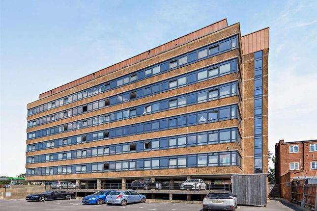 1 bed property, in Strand Parade, £130,000