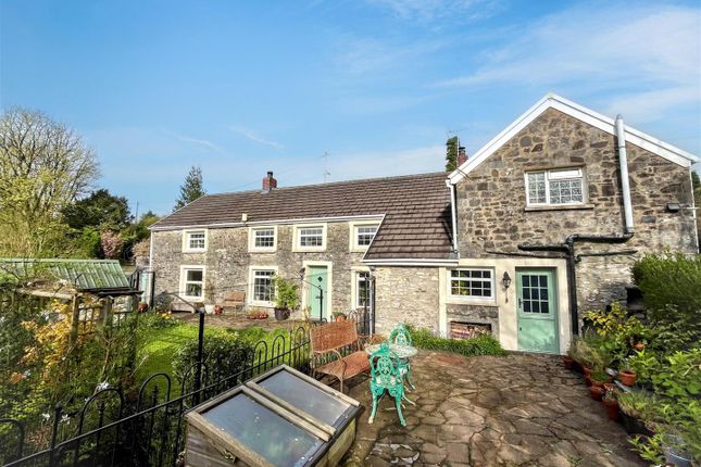 4 bed property, in Pontantwn, £425,000