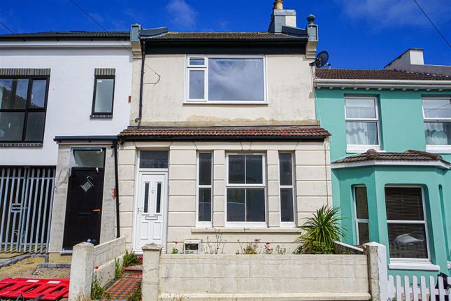2 bed property, in Calvert Road, £240,000