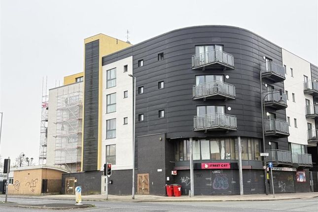 1 bed property, in Greenheys Lane West, £122,000