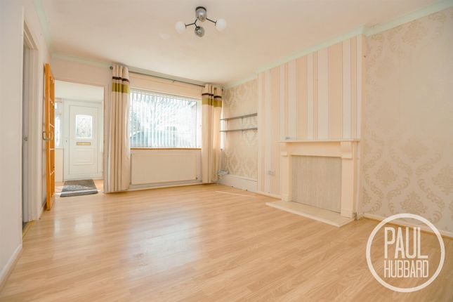 2 bed property, in Lloyds Avenue, £200,000