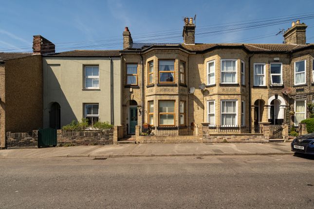 3 bed property, in Park Road, £225,000