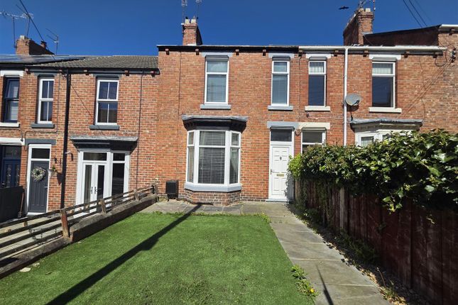 2 bed property, in Victoria Avenue, £115,000